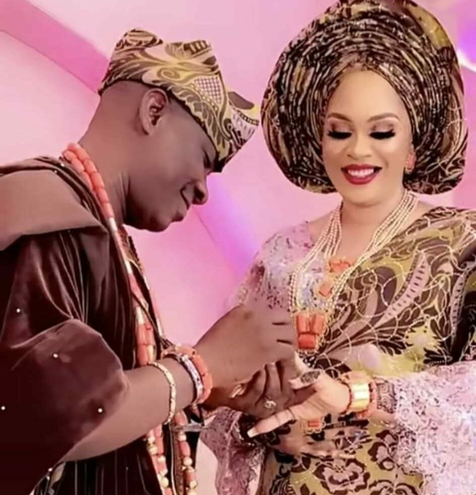 Wasiu Ayinde Marshal gives his new wife a wedding ring e1637287375732