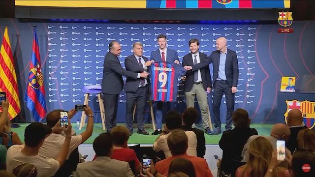 Barcelona unveil Lewandowski as number 9