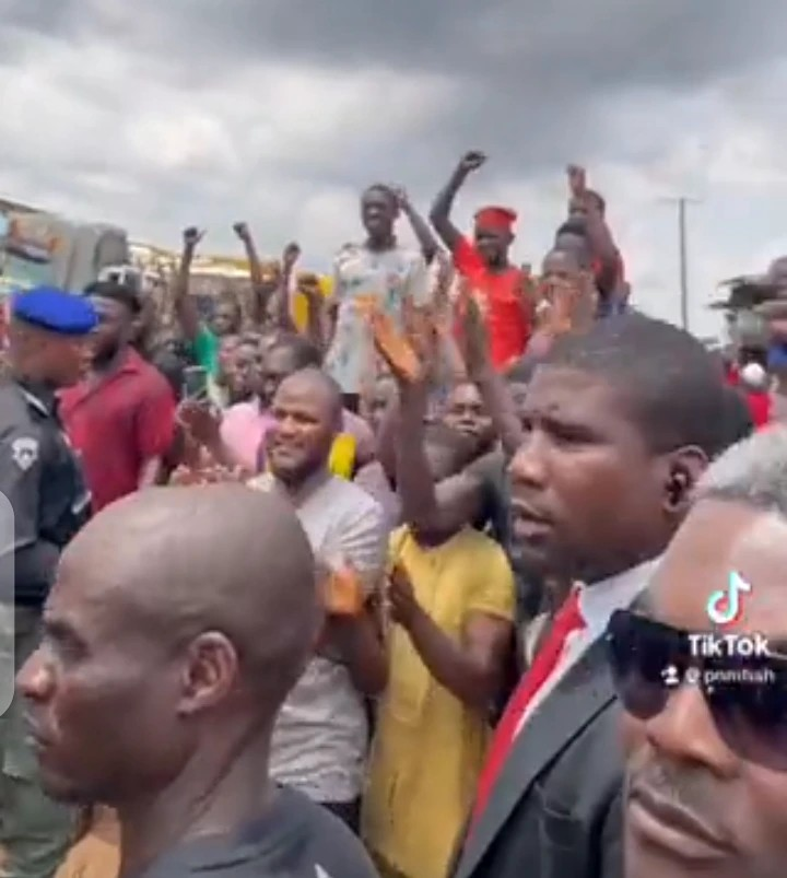 Sit-At-Home: Reactions As Crowd Hails Enugu Gov Moment He Storms Market To Tell People To Come Out