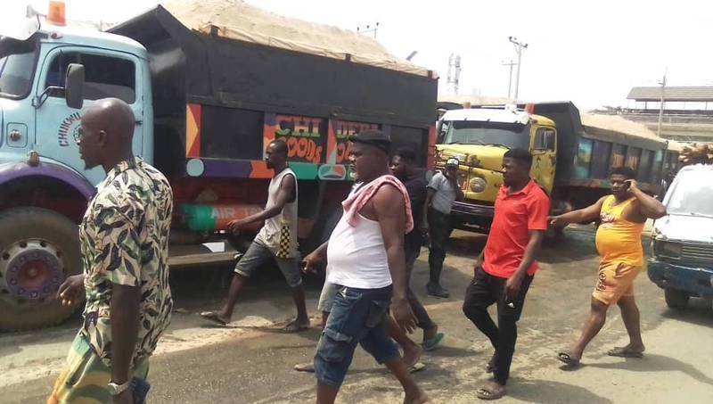 Tipper Drivers Block Niger Bridge in Protest Against Alleged Extortion by Anambra Government